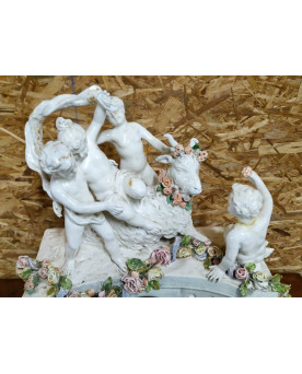 Le village de 58 brocanteurs - Capodimonte : Grande pendule ancienne en porcelaine – scène aux putti – fin XIXe
