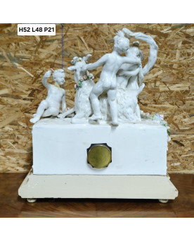 Le village de 58 brocanteurs - Capodimonte : Grande pendule ancienne en porcelaine – scène aux putti – fin XIXe