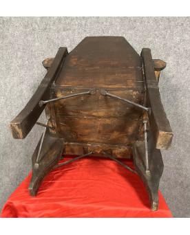 Le village de 58 brocanteurs - Fauteuil en bois et cuir clouté – Style primitif / médiéval / néo-gothique, milieu XIXe siècle