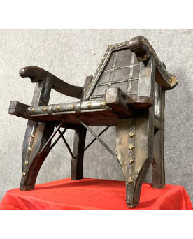 Le village de 58 brocanteurs - Fauteuil en bois et cuir clouté – Style primitif / médiéval / néo-gothique, milieu XIXe siècle