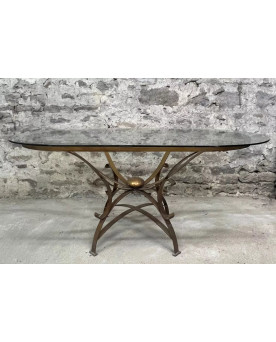 Le village de 58 brocanteurs - Grande table de salle a manger en métal doré et plateau en verre – Travail des années 1950-1970