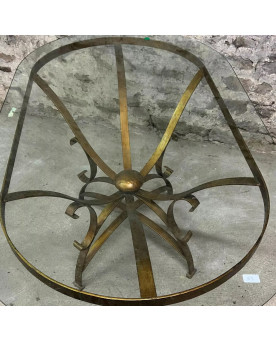 Le village de 58 brocanteurs - Grande table de salle a manger en métal doré et plateau en verre – Travail des années 1950-1970