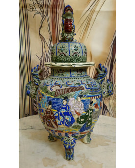 Le village de 58 brocanteurs - Grand Pot couvert en faïence polychrome, Travail Asiatique de la fin XIXe