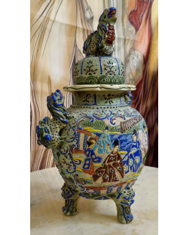 Le village de 58 brocanteurs - Grand Pot couvert en faïence polychrome, Travail Asiatique de la fin XIXe