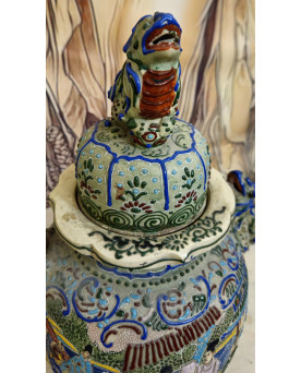 Le village de 58 brocanteurs - Grand Pot couvert en faïence polychrome, Travail Asiatique de la fin XIXe