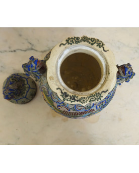 Le village de 58 brocanteurs - Grand Pot couvert en faïence polychrome, Travail Asiatique de la fin XIXe