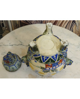 Le village de 58 brocanteurs - Grand Pot couvert en faïence polychrome, Travail Asiatique de la fin XIXe