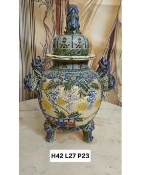 Le village de 58 brocanteurs - Grand Pot couvert en faïence polychrome, Travail Asiatique de la fin XIXe