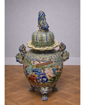 Le village de 58 brocanteurs - Grand Pot couvert en faïence polychrome, Travail Asiatique de la fin XIXe