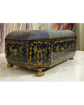 Le village de 58 brocanteurs - Coffret en bois laqué noir à décor chinoiserie dorée – XIXe siècle