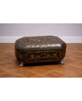 Le village de 58 brocanteurs - Coffret en bois laqué noir à décor chinoiserie dorée – XIXe siècle