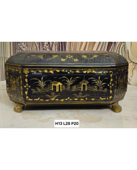 Le village de 58 brocanteurs - Coffret en bois laqué noir à décor chinoiserie dorée – XIXe siècle