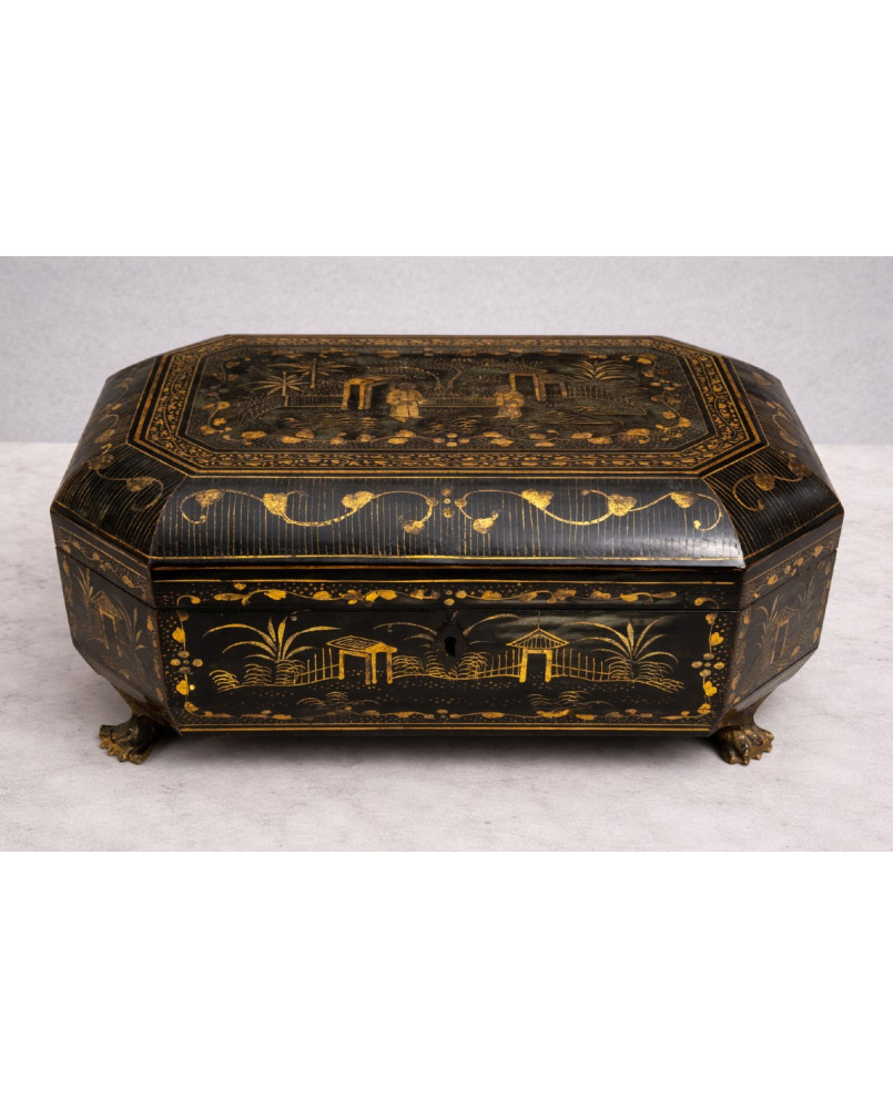 Le village de 58 brocanteurs - Coffret en bois laqué noir à décor chinoiserie dorée – XIXe siècle