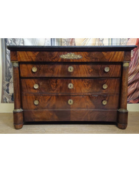 Le village de 58 brocanteurs - Commode époque Empire en acajou flammé