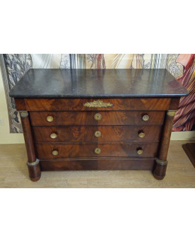 Le village de 58 brocanteurs - Commode époque Empire en acajou flammé