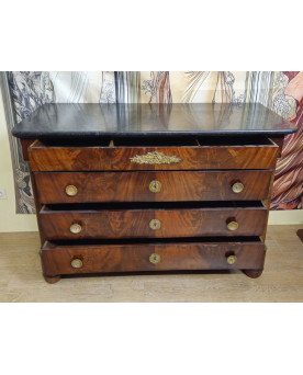 Le village de 58 brocanteurs - Commode époque Empire en acajou flammé