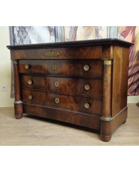 Le village de 58 brocanteurs - Commode époque Empire en acajou flammé