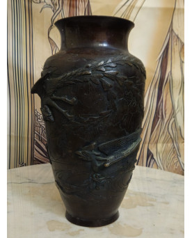 Le village de 58 brocanteurs - Vase japonais en bronze patiné à décor en relief de grues et paysage lacustre – époque Meiji