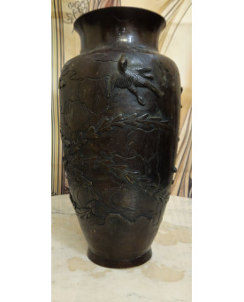 Le village de 58 brocanteurs - Vase japonais en bronze patiné à décor en relief de grues et paysage lacustre – époque Meiji