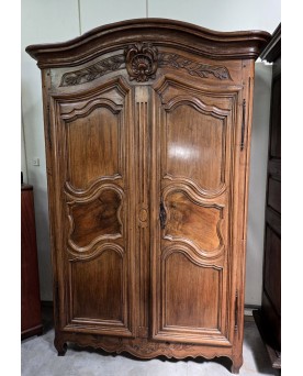 Le village de 58 brocanteurs - armoire époque Louis XV en noyer