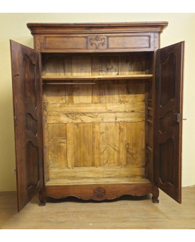 Le village de 58 brocanteurs - Armoire époque Louis XV, en noyer massif