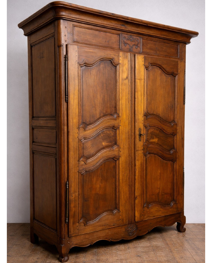 Le village de 58 brocanteurs - Armoire époque Louis XV, en noyer massif