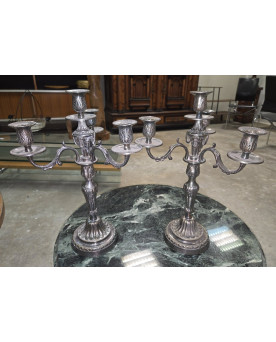 Le village de 58 brocanteurs - Paire de candélabres en métal argenté – style Louis XVI – XXe siècle