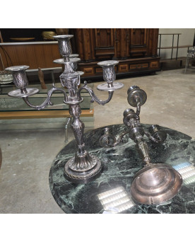Le village de 58 brocanteurs - Paire de candélabres en métal argenté – style Louis XVI – XXe siècle