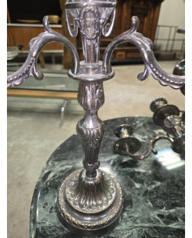Le village de 58 brocanteurs - Paire de candélabres en métal argenté – style Louis XVI – XXe siècle