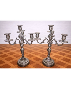 Le village de 58 brocanteurs - Paire de candélabres en métal argenté – style Louis XVI – XXe siècle