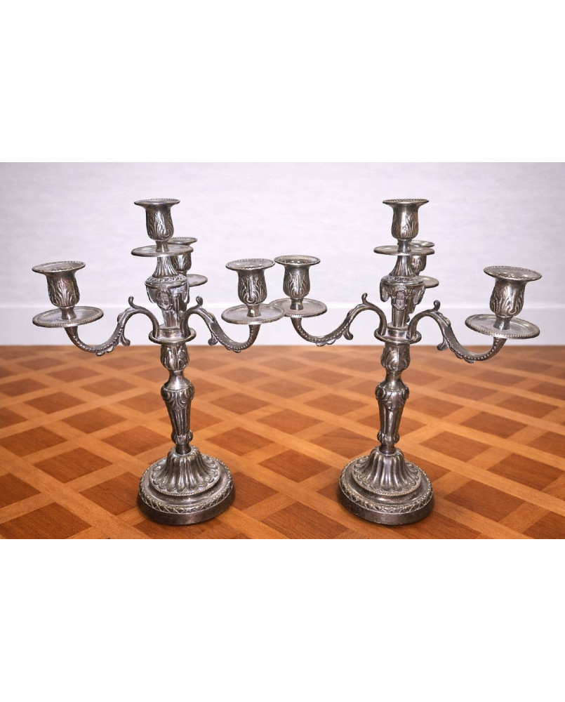 Le village de 58 brocanteurs - Paire de candélabres en métal argenté – style Louis XVI – XXe siècle