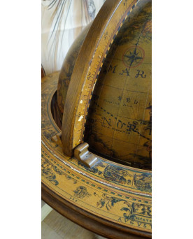Le village de 58 brocanteurs - Globe terrestre bar ouvrant sur piètement tripode