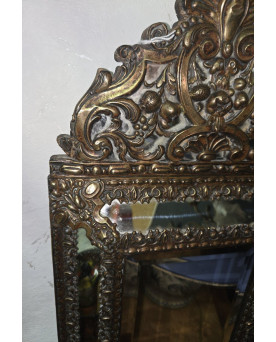 Le village de 58 brocanteurs - Miroir ancien en cuivre repoussé doré – époque Napoléon III