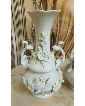 Le village de 58 brocanteurs - Paire de vases en porcelaine blanche à décor floral en relief