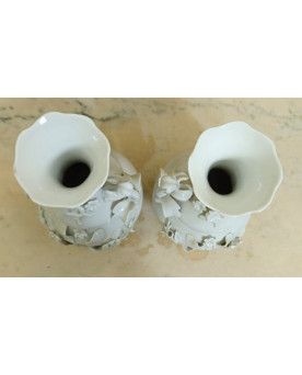 Le village de 58 brocanteurs - Paire de vases en porcelaine blanche à décor floral en relief