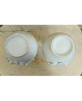 Le village de 58 brocanteurs - Paire de vases en porcelaine blanche à décor floral en relief