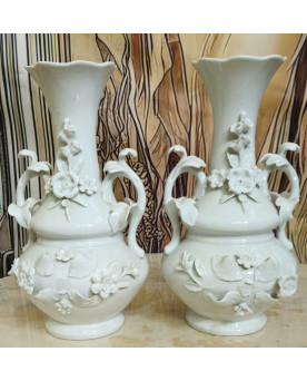 Le village de 58 brocanteurs - Paire de vases en porcelaine blanche à décor floral en relief