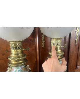 Le village de 58 brocanteurs - Paire de lampes à pétrole, reposant sur des terrasses en bronze doré