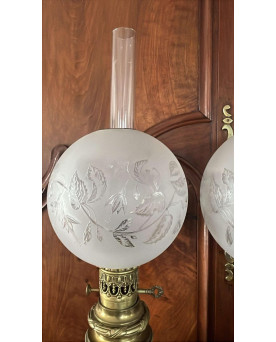 Le village de 58 brocanteurs - Paire de lampes à pétrole, reposant sur des terrasses en bronze doré