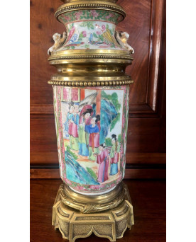 Le village de 58 brocanteurs - Paire de lampes à pétrole, reposant sur des terrasses en bronze doré