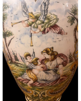 Le village de 58 brocanteurs - Grand vase couvert en faïence – Décor Renaissance polychrome – Prise au perroquet – H.72 cm