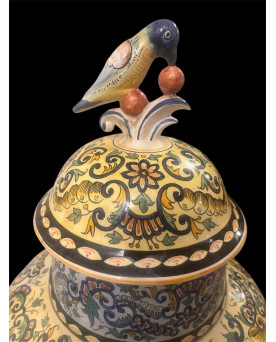 Le village de 58 brocanteurs - Grand vase couvert en faïence – Décor Renaissance polychrome – Prise au perroquet – H.72 cm