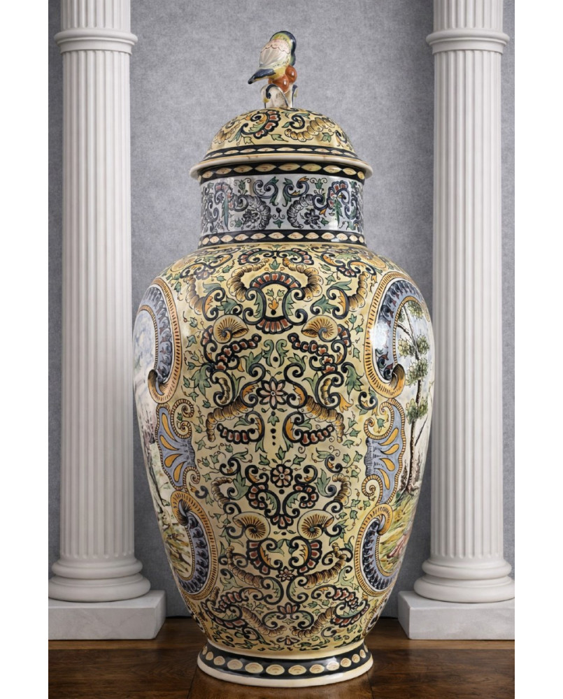 Le village de 58 brocanteurs - Grand vase couvert en faïence – Décor Renaissance polychrome – Prise au perroquet – H.72 cm