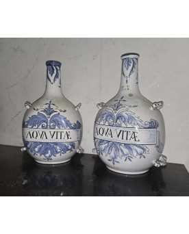 Le village de 58 brocanteurs - Paire de gourdes de pharmacie en faïence – décor “Aqua Vitae”
