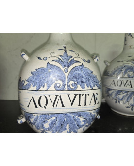 Le village de 58 brocanteurs - Paire de gourdes de pharmacie en faïence – décor “Aqua Vitae”
