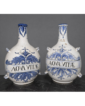 Le village de 58 brocanteurs - Paire de gourdes de pharmacie en faïence – décor “Aqua Vitae”