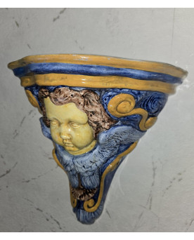 Le village de 58 brocanteurs - Console murale en céramique émaillée à décor de putto