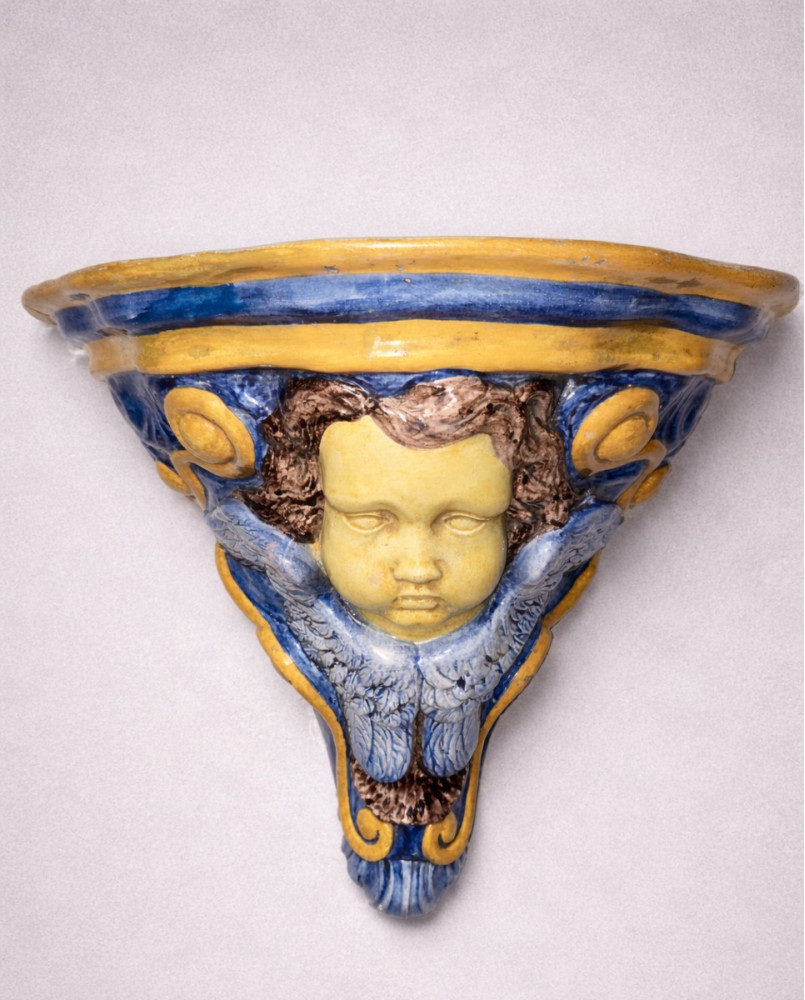 Le village de 58 brocanteurs - Console murale en céramique émaillée à décor de putto