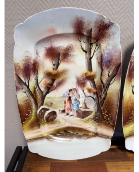 Le village de 58 brocanteurs - Paire de plats en porcelaine – Décor romantique, D&C France, fin XIXe siècle