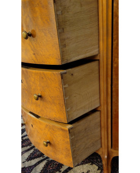 Le village de 58 brocanteurs - Commode demi-lune en loupe avec plateau de marbre – travail de style Louis XV